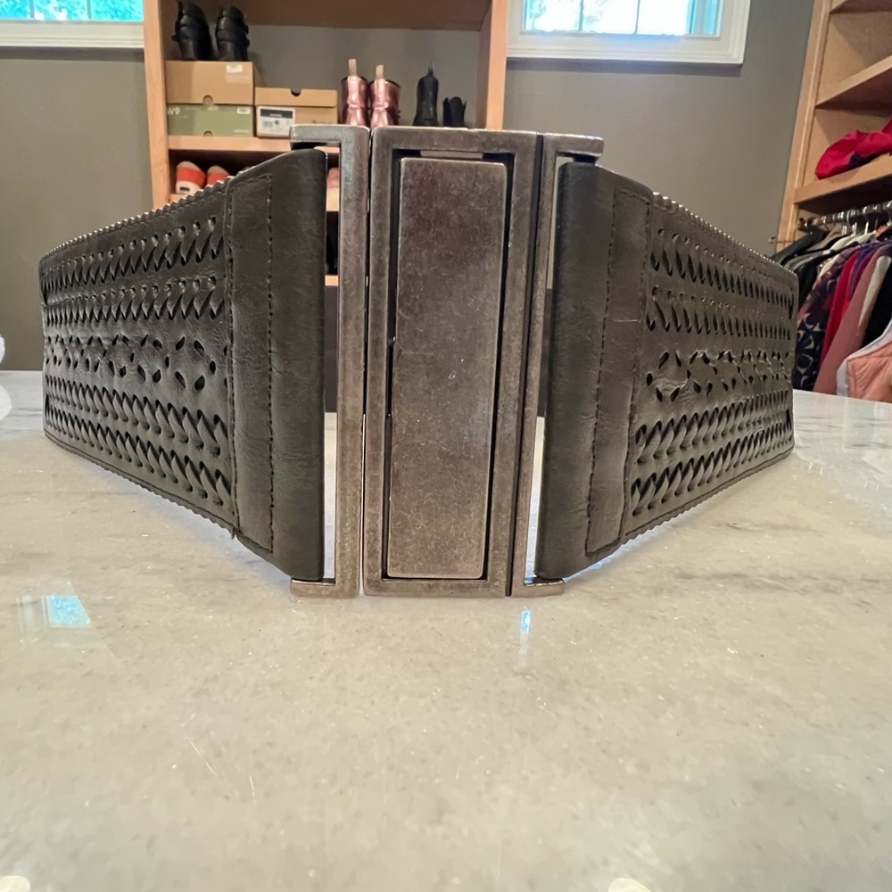 Grey and silver belt. Size 18. Gently worn. Elastic back.